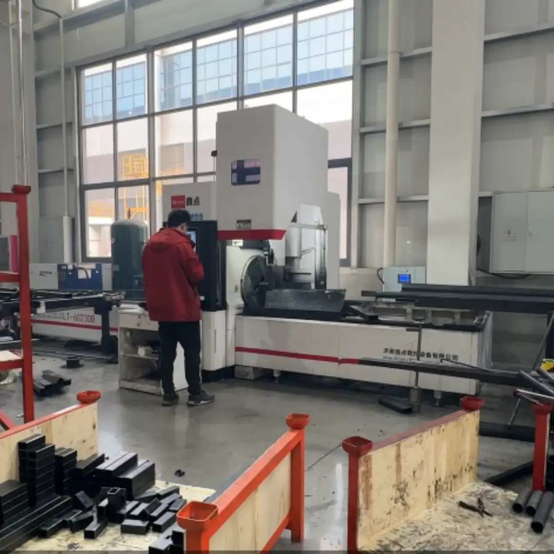 Robotic welding cell